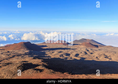 Schlackenkegel und Caldera aus alten Lavaeruptionen auf 4200 Meter Mauna Kea, der höchste Berg in Hawaii Stockfoto