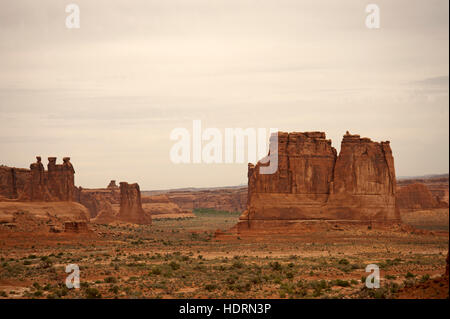 Der Turmbau zu Babel, die Orgel, scharfen Rock, Schafe Rock und drei Klatsch Felsformationen im Arches National Park in einem panorama Stockfoto