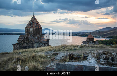 Surp Arakelots (Kirche der Heiligen Apostel) und Surp Astvatsatsin (Heilige Mutter Gottes Kirche) von der Sevanavank (Sevank Kloster) mit Blick auf Lake Sevan Stockfoto