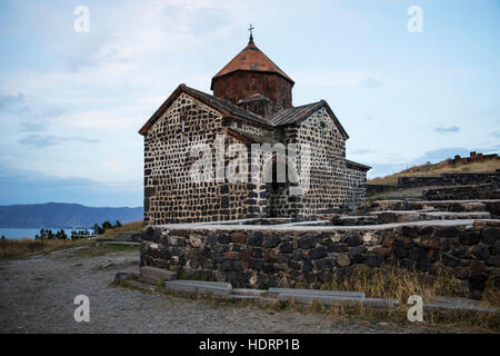 Surp Astvatsatsin (Heilige Mutter Gottes Kirche) von der Sevanavank (Sevank Kloster) mit Blick auf Lake Sevan; Provinz Gegharkunik, Armenien Stockfoto