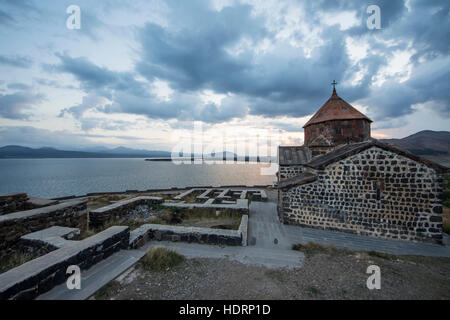 Surp Astvatsatsin (Heilige Mutter Gottes Kirche) von der Sevanavank (Sevank Kloster) mit Blick auf Lake Sevan; Provinz Gegharkunik, Armenien Stockfoto