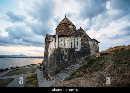 Surp Arakelots (Kirche Der Heiligen Apostel) Und Surp Astvatsatsatsin (Kirche Der Heiligen Mutter Gottes) Des Sevanavank (Kloster Sevank) Mit Blick Auf Den Sevan... Stockfoto