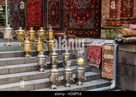 Samoware zum Verkauf an der Vernissage-Markt; Yerevan, Armenien Stockfoto