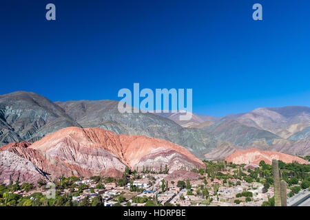 Luftaufnahme der Stadt Purmamarca und der Hügel 7 Farben, Quebrada de Humahuaca, Provinz Jujuy, Argentinien Stockfoto