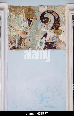 Nummer 72 Peeling-Lackierung an einer Wand in Havanna Vieja, La Havanna, Kuba. Stockfoto
