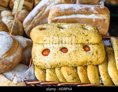 Frisch gebackenes italienisches Focaccia Brot mit Tomaten, Kräutern und Meersalz. Stockfoto