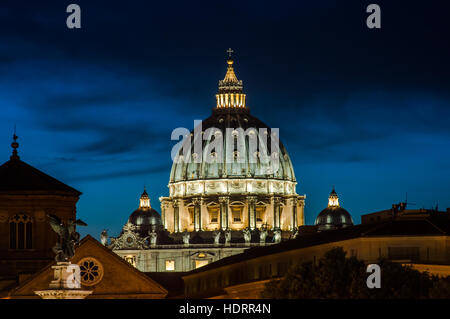 Die Kuppel der Basilika St. Pietro, nachts beleuchtet. Vatikanstadt, Rom.