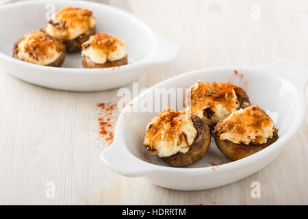 Hausgemachten Ziegenkäse gefüllte Champignons auf weißen Tisch Stockfoto