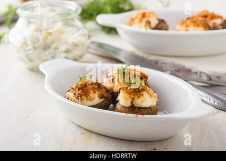 Hausgemachten Ziegenkäse gefüllte Champignons auf weißen Tisch Stockfoto