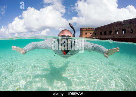 Dry Tortugas, schwimmt August 2015 Schnorchler im türkisfarbenen Wasser in der Nähe von Fort Jefferson, Florida Stockfoto