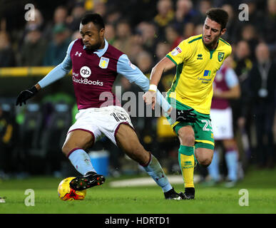 Norwich City Ivo Pinto Herausforderungen für den Ball mit Aston Villa Jordan Ayew während der Himmel Bet Championship match bei Carrow Road, Norwich. Stockfoto