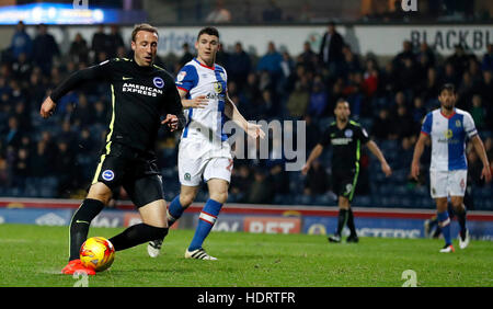 Brighton und Hove Albion Glenn Murray Partituren sein Teams 3. Tor gegen die Blackburn Rovers, während der Himmel Bet Championship match bei Ewood Park, Blackburn. Stockfoto