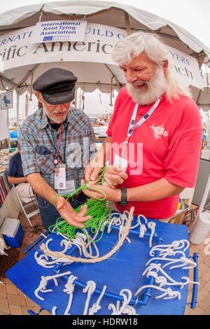 Ein "Seebär" Seemann "Handschellen-Knoten", zeigt auf ein Holzboot-Ausstellung in Newport Beach, CA, Yachtclub. Beachten Sie die Vielzahl von Knoten auf dem Display. Stockfoto