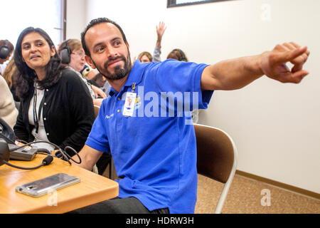 Multirassische Freiwillige Lehrer nehmen an einer Emergency Operations Center Praxis Alarm Telefon Bank in San Juan Capistrano, Kalifornien, mit potenziellen terroristischen Bedrohungen umzugehen. Stockfoto