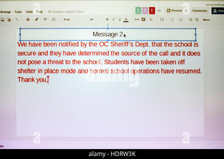 Eine geplante e-Mail-Nachricht in einem Schulbezirk Emergency Operations Center Praxis Alarm Telefon Bank in San Juan Capistrano, Kalifornien, mit potenziellen terroristischen Bedrohungen umzugehen gibt bekannt, dass schließlich keine Gefahr besteht. Stockfoto