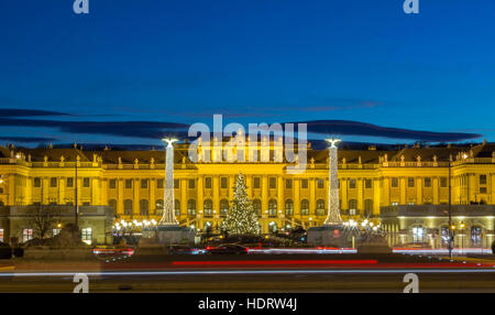 Das Schloss Schönbrunn ist eines der bedeutendsten Kulturgüter Österreichs und seit den 1960er Jahren eine bedeutende Touristenattraktion Wiens Stockfoto