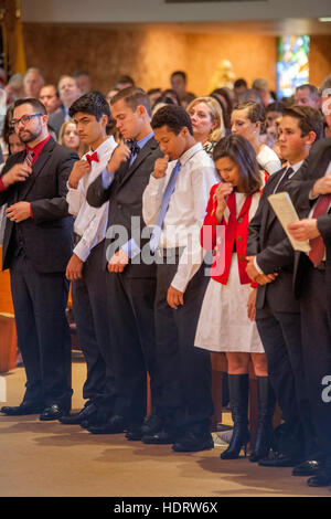 Bestätigung-Messe in Laguna Niguel, CA, katholische Kirche formell beteiligen gekleidet multirassische Jugendliche und Eltern. Stockfoto
