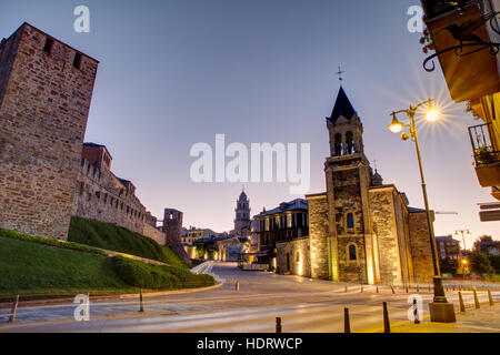 Blick auf die Templerburg und San Andres Kirche in Ponferrada, Spanien Stockfoto