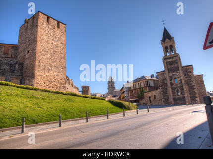 Blick auf die Templerburg und San Andres Kirche in Ponferrada, Spanien Stockfoto