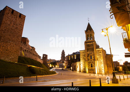 Blick auf die Templerburg und San Andres Kirche bei Sonnenaufgang in Ponferrada, Spanien Stockfoto