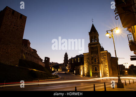 Blick auf die Templerburg und San Andres Kirche bei Sonnenaufgang in Ponferrada, Spanien Stockfoto