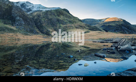 Kristallklare Wasser des Llyn Idwal See in Nord-Wales Stockfoto