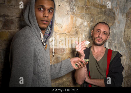 Drug addict Kauf Drogen und Medikamente Stockfoto