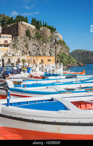 Angelboote/Fischerboote am Marina Corta, Lipari Stadt, Insel Lipari, Äolischen Inseln, zum UNESCO-Weltkulturerbe, Sizilien, Italien, mediterran, Europa Stockfoto