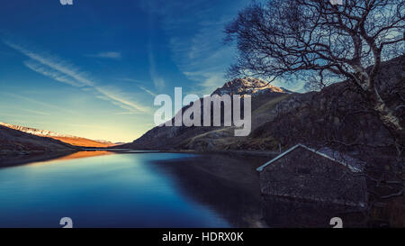 Panoramablick über See Llyn Ogwen Stockfoto