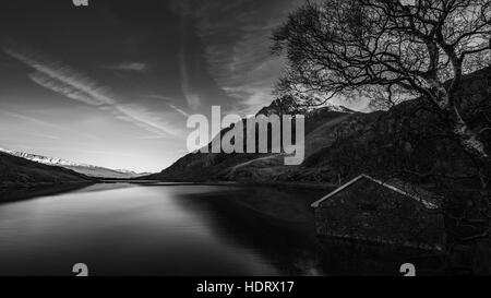 Panoramablick über Llyn Ogwen See in Snowdonia Stockfoto