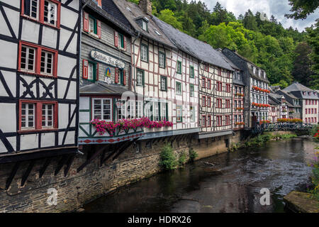 Monschau - die Stadt liegt in den Hügeln der Nord Eifel innerhalb der Hohes Venn-Eifel Naturpark in Deutschland. Stockfoto