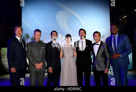 Die Besetzung (von links nach rechts) Mads Mikkelsen, Ben Mendelsohn, Riz Ahmed, Felicity Jones, Diego Luna, Donnie Yen und Forest Whitaker, die Teilnahme an der Premiere von einem Rogue: A Star Wars Story in der Tate Modern, London. PRESSEVERBAND Foto. Bild Datum: Dienstag, 13. Dezember 2016. Siehe PA Geschichte SHOWBIZ Rogue ein. Bildnachweis sollte lauten: Ian West/PA Wire Stockfoto