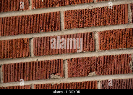 Nahaufnahme der diagonal ausgerichteten Ziegel in einer roten Backsteinmauer Stockfoto