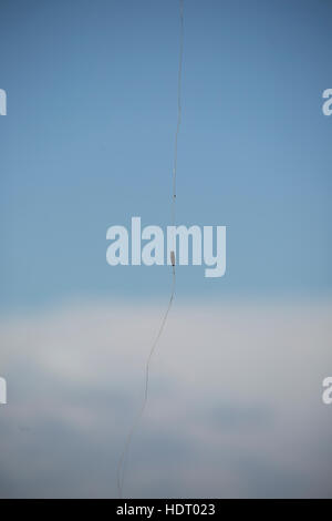 Angeln Gewicht hing im Baum am See Stockfoto