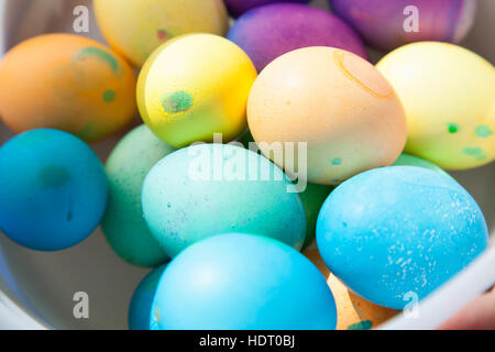 Bunte Ostereier im Eimer Stockfoto