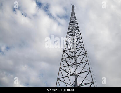 Sat-Turm mit abnehmender Perspektive Stockfoto