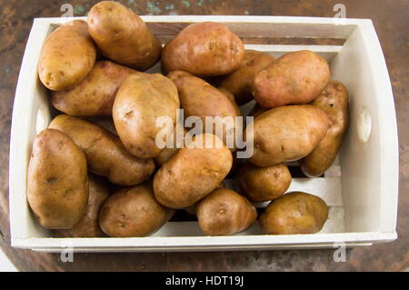 Rohe gewaschene ganze Kartoffeln in einem Korb Stockfoto