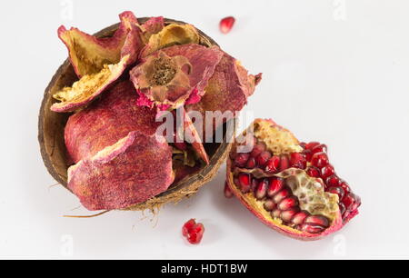 Granatapfel und getrockneten Früchten Haut auf weißem Hintergrund Stockfoto