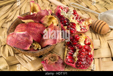 Granatapfel und getrockneten Früchten Haut auf Korbwaren Tisch Stockfoto