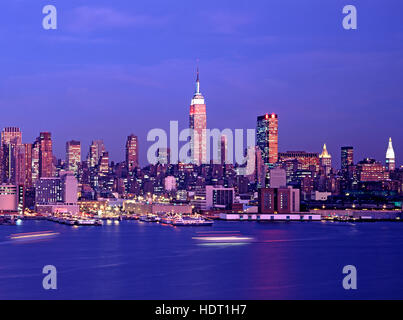 Mid Town Manhattan in der Dämmerung, New York, USA Stockfoto