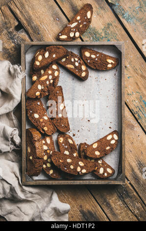 Dunkle Schokolade und Meersalz Biscotti mit Mandeln im tray Stockfoto