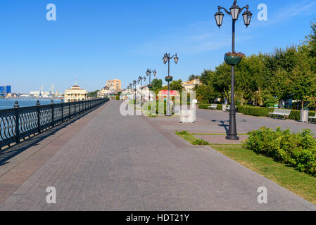 Volga Embankment. Astrachan ist Stadt im Süden Russlands die Stadt am Ufer des Flusses Wolga ist Stockfoto