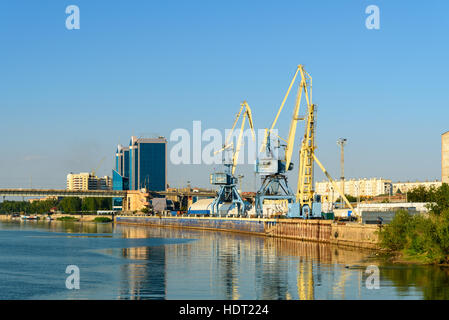 Blick auf Volga Fluß und Cargo-Port. Astrachan ist Stadt im Süden Russlands die Stadt am Ufer des Flusses Wolga ist Stockfoto