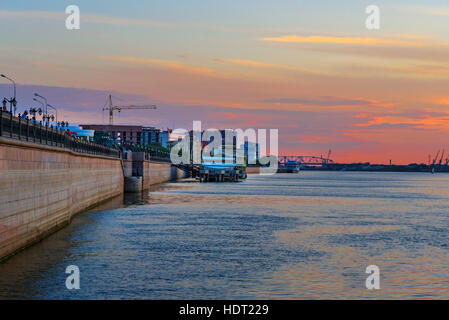 Volga Damm bei Sonnenuntergang. Astrachan ist Stadt im Süden Russlands die Stadt am Ufer des Flusses Wolga ist Stockfoto