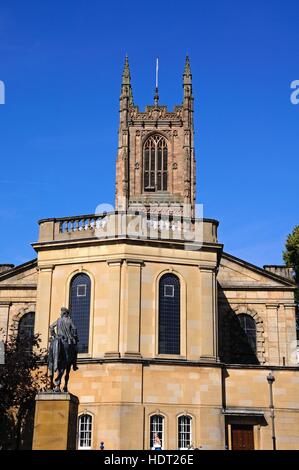 Die Kathedrale von All Saints mit einer Statue von Bonnie Prince Charlie im Vordergrund, Derby, Derbyshire, England, Vereinigtes Königreich, West-Europa. Stockfoto