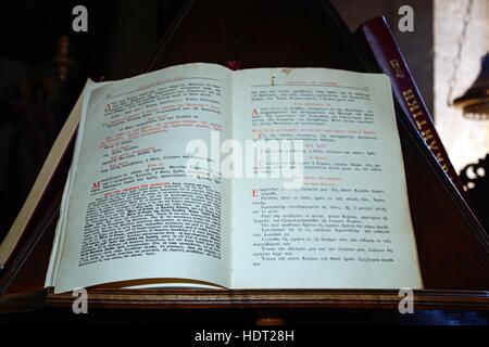 Religiöses Buch im Inneren der Kirche Kloster Arkadi, Arkadi, Kreta, Griechenland, Europa. Stockfoto