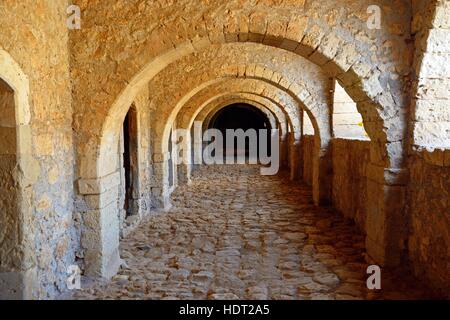 Durchgang in das Westtor (Klaoustra) an das Kloster Arkadi, Arkadi, Kreta, Griechenland, Europa. Stockfoto