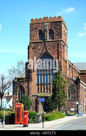 Blick auf die Abbey Church of Saint Peter and Saint Paul mit einem alten Briefkasten und Telefonzelle im Vordergrund, Shrewsbury, Shropshire, England, UK Stockfoto