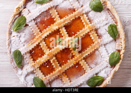 Italienische Crostata mit Marillenmarmelade hautnah auf dem Tisch. Horizontall Ansicht von oben Stockfoto