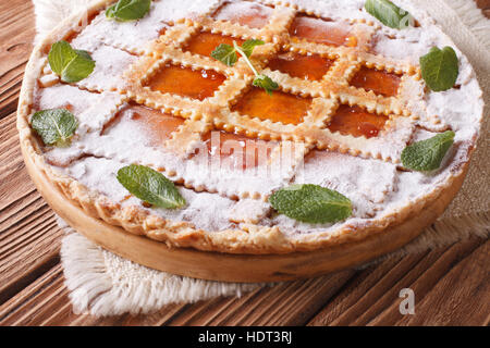Italienische Torte mit Marillenmarmelade und Minze hautnah auf dem Tisch. horizontale Stockfoto